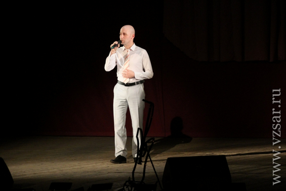 Лауреат конкурса Сергей Абрагам (Ленинградская область) на сцене гала-концерта в Саратове