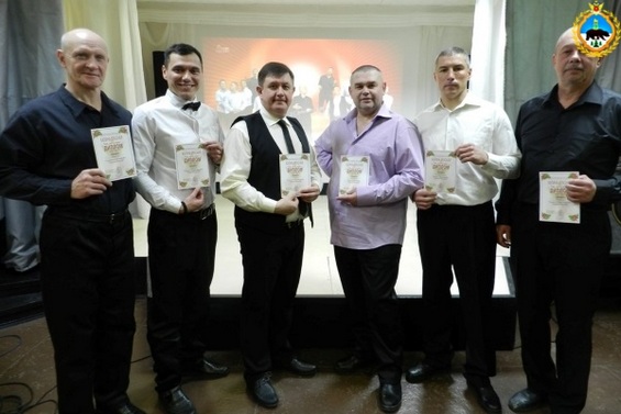 Награду получают представители музыкального коллектива ИК-49, республика Коми