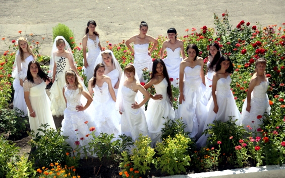 Осуждённые Вольской колонии снялись в музыкальном клипе в костюмах невест
